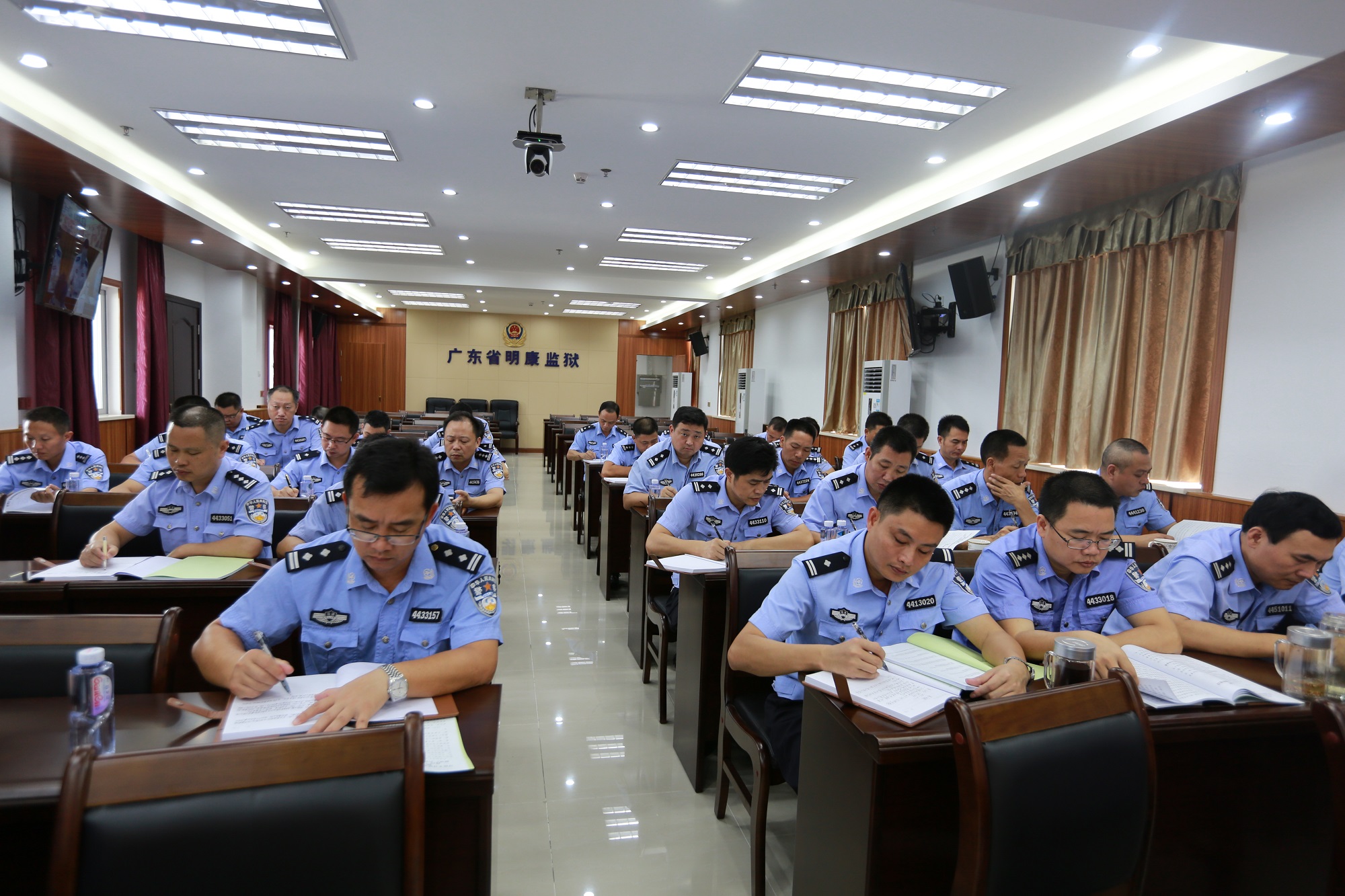 明康监狱召开2017年第二专题党委中心组理论学习班